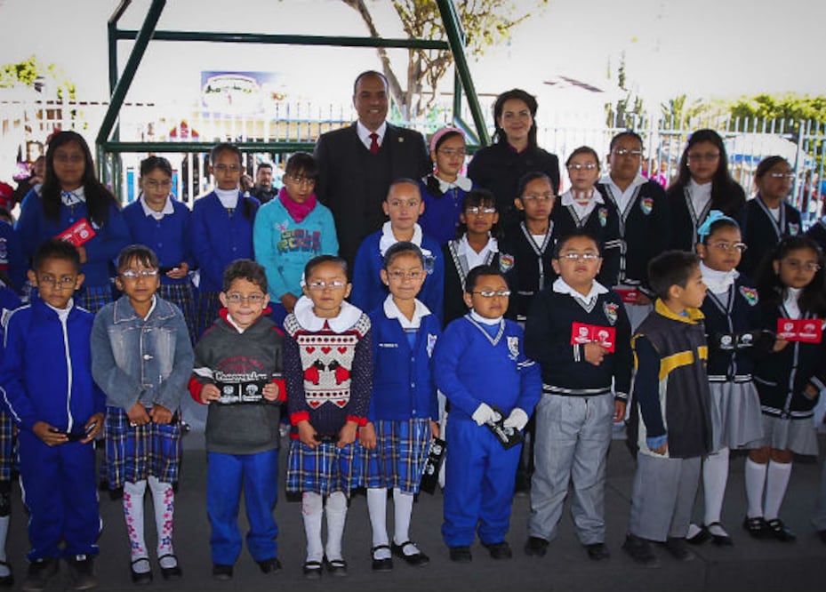 Entregan lentes a niños de Querétaro