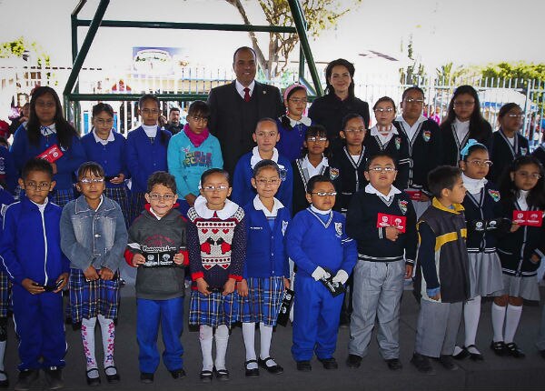 Entregan lentes a niños de Querétaro