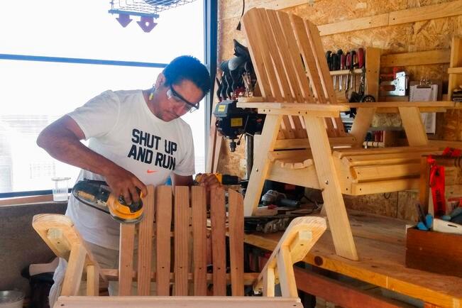 Sin taekwondo, ahora practica la carpintería
