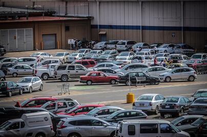 Van 18 plazas que cumplen gratuidad en estacionamiento