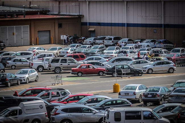 Van 18 plazas que cumplen gratuidad en estacionamiento