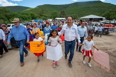 Entrega Francisco Domínguez rehabilitación de camino en La Laborcilla