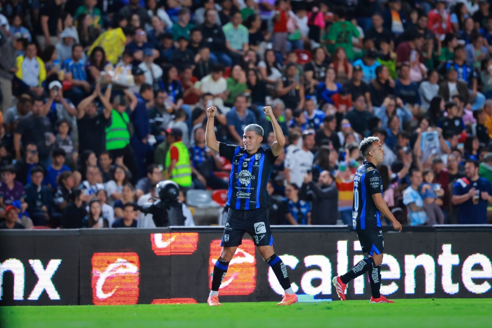 Gallos vuelve al triunfo con golazo y polémica en La Corregidora