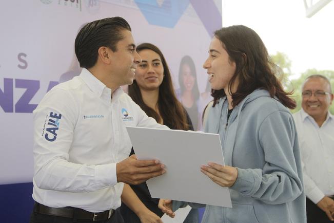 Edil entrega becas a alumnos de la UTC
