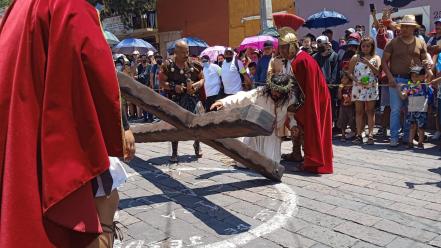Semana Santa. Así se vive el tradicional Viacrucis de La Cañada, en Querétaro 