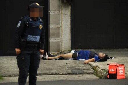 Padre de supuesto ladrón forcejea con policías tras muerte de su hijo