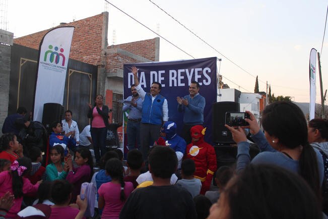 Luis Bernardo Nava y Agustín Dorantes informaron a los vecinos de diversas colonias las obras de infraestructura social que se ejecutaron en el año. Foto: ESPECIAL