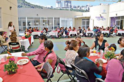 Celebra DIF atención de padres 