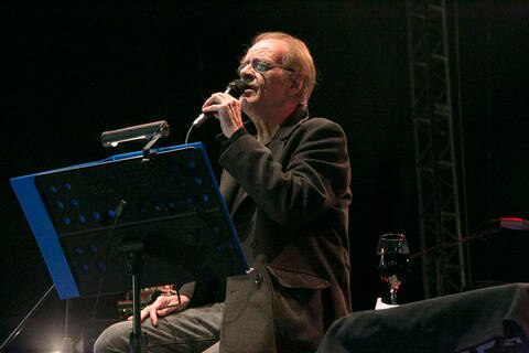 Un cantante que busca desnudar las palabras