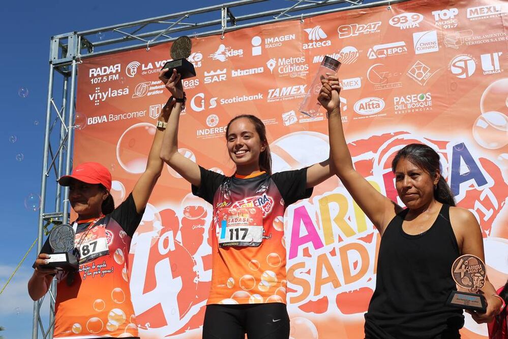 Marisela Juárez, Nicole Oropeza y Martha Marisela Castillo de Jesús, ganadoras de los 10 kilómetros (FOTOS: GONZALO IBAÑEZ. EL UNIVERSAL)