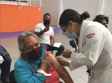 Video. Universitarios arman cadena de ayuda para que doña Petri recibiera dosis antiCovid