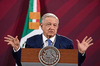 Libros de texto podrían entregarse en casas y tianguis, dice AMLO