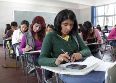 FEUQ destinará becas para universitarios