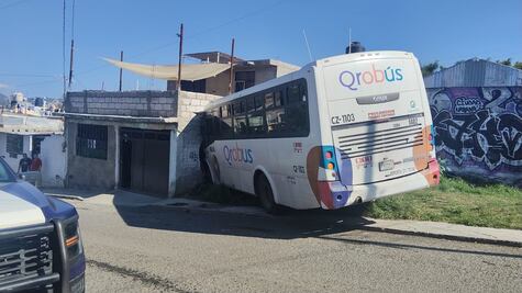 Transporte público se impacta contra vivienda en La Negreta, Corregidora