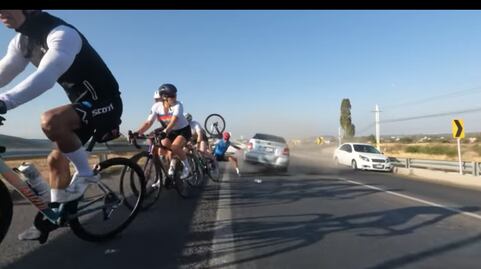 Conductor embiste a ciclistas en Querétaro; ocurrió en la carretera a Bernal 
