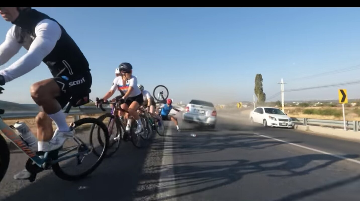Conductor embiste a ciclistas en Querétaro; ocurrió en la carretera a Bernal