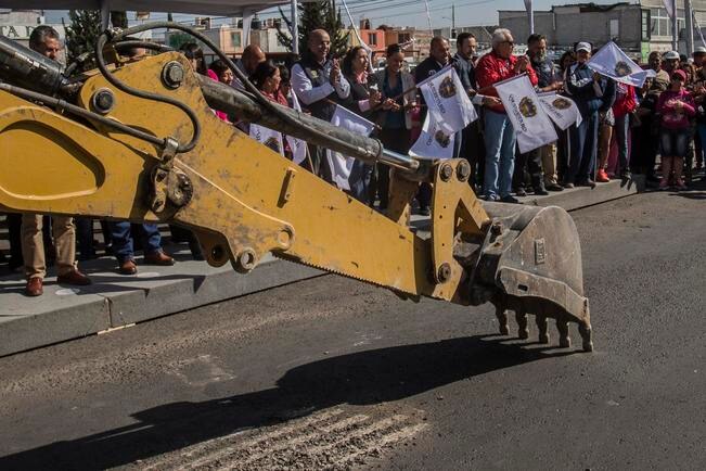 Al encabezar el banderazo de inicio de obra, el alcalde Marcos Aguilar reconoció que la vialidad “es hoy la peor calle de todo Querétaro”. (DEMIAN CHÁVEZ. EL UNIVERSAL)