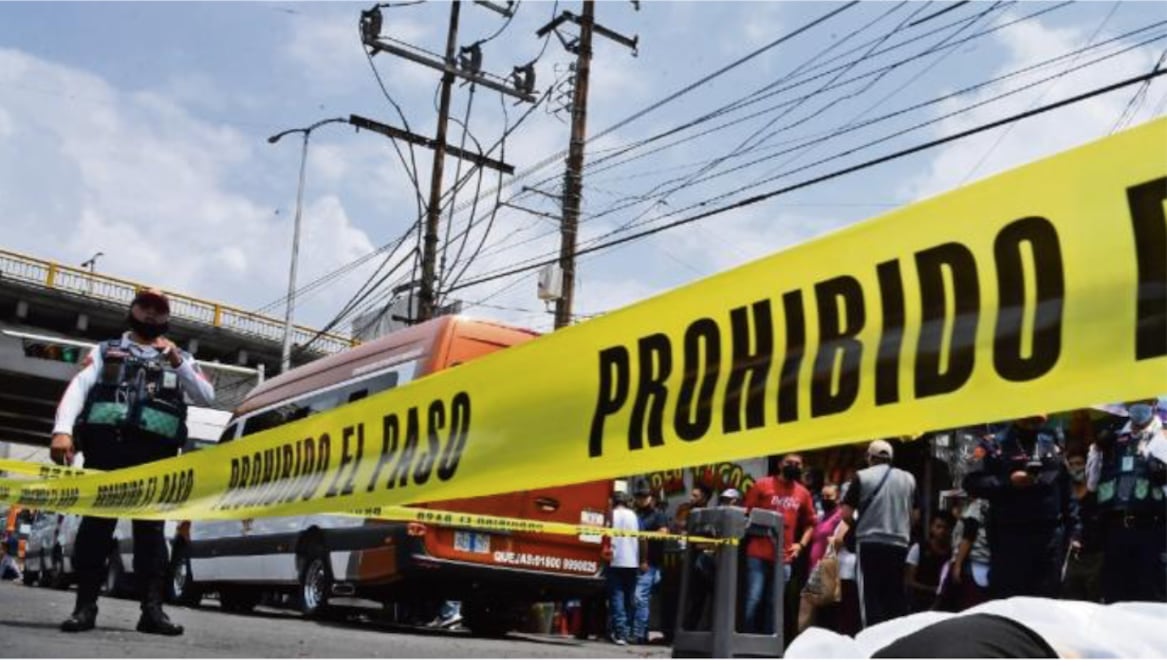 Mujer que iba hablando por celular es atropellada por chofer de microbús en la CDMX