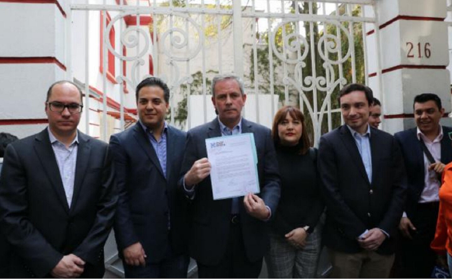 PAN entrega carta a AMLO para que retire invitación a Nicolás Maduro