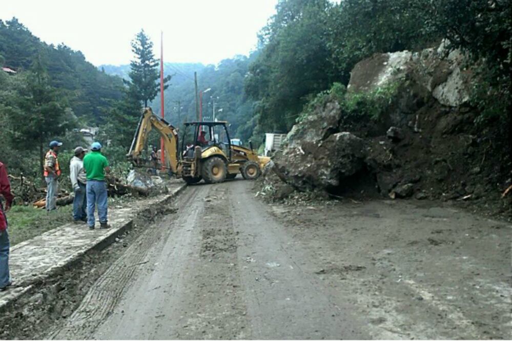 Atiende CEC deslave en carretera federal 120