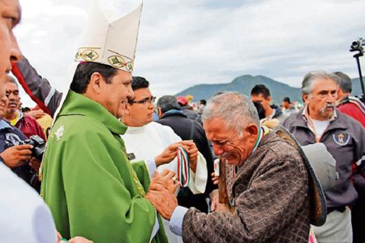 Condecoran a peregrinos