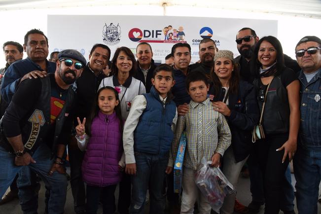 Entregan juguetes en Corregidora