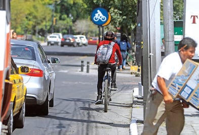 Frenada, ciclovía en avenida Universidad