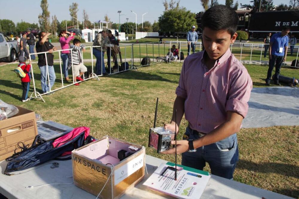 En cielo guanajuatense, la Universidad Aeronáutica de Querétaro (UNAQ) con el apoyo de la Agencia Espacial Mexicana (AEM), realizaron con éxito pruebas de un sistema de enlace satelital, cuyo desarrollo y diseño estuvo a cargo de científicos y estudiantes queretanos.