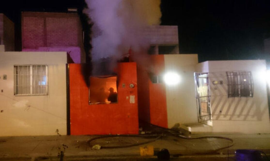 Una vivienda fue incendiada en represalia porque momentos antes los moradores de ésta presuntamente prendieron fuego a un auto. (ESPECIAL)
