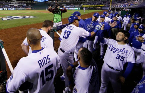 Royals se queda con el primero