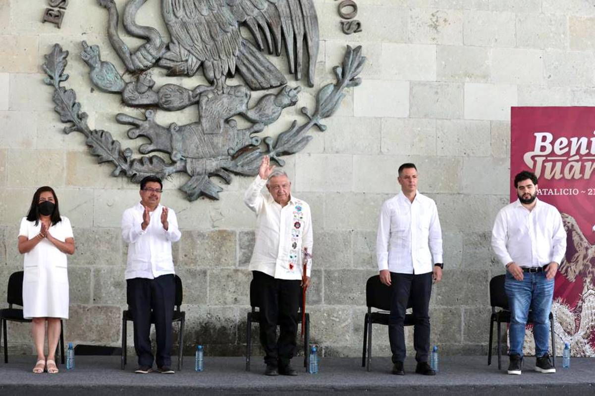 AMLO asegura que los conservadores le harán “lo que el viento a Juárez”