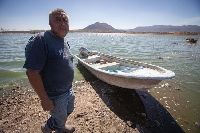 Peligra actividad pesquera en presa Santa Catarina