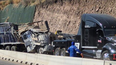 Volcadura de tractocamión provoca cierre total de la carretera a Coroneo