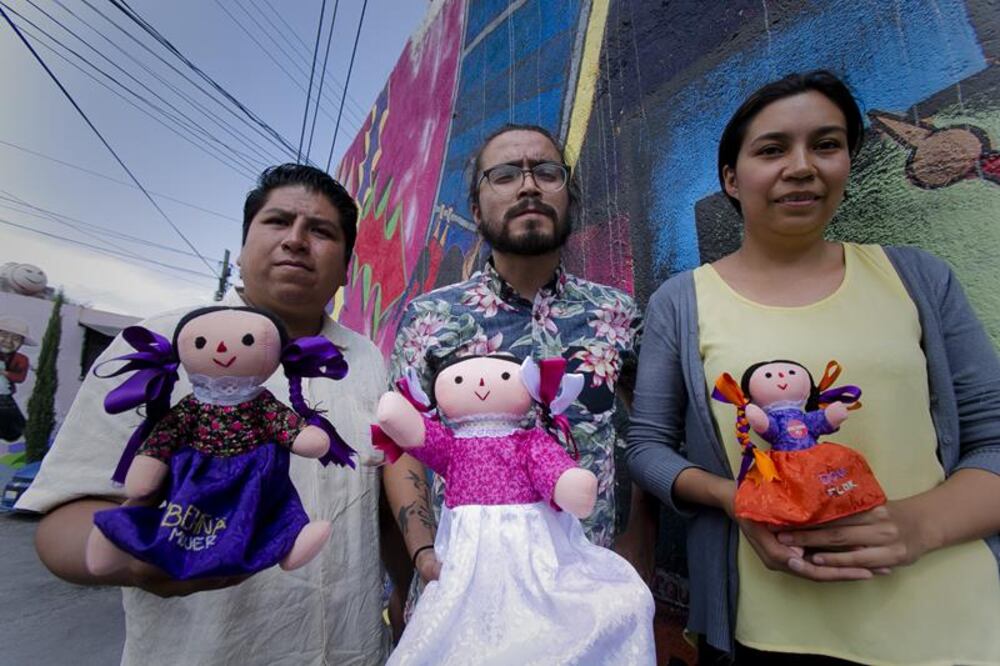 Habla el otomí Xahni, más que una muñeca de tela