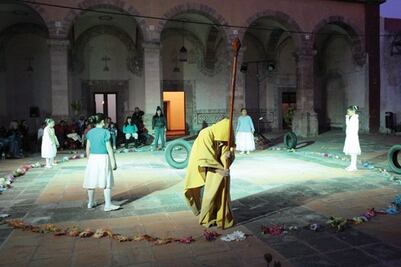 Niños participan en obra