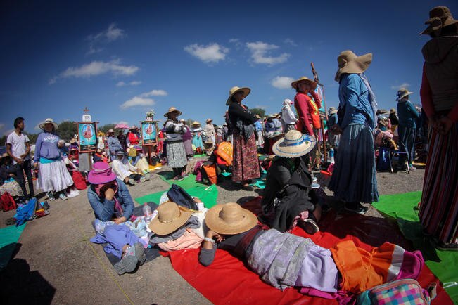 Al terminar la eucaristía las creyentes salen del templo para iniciar su jornada sabatina, que tendrá su primera parada en El Colorado. Se ordenan por grupos para avanzar en orden y no perder a sus compañeras de viaje. (FOTOS: LUIS SÁNCHEZ. EL UNIVERSAL)
