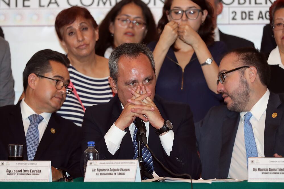 COMPARECENCIA DE RIGOBERTO SALGADO VAZQUEZ, DELEGADO DE TLAHUAC, ANTE LA COMISION DE GOBIERNO DE LA ALDF. A SU LADO, LOS DIPUTADOS, LEONEL LUNA Y MAURICIO TOLEDO. FOTO : LUCIA GODINEZ / EL UNIVERSAL.