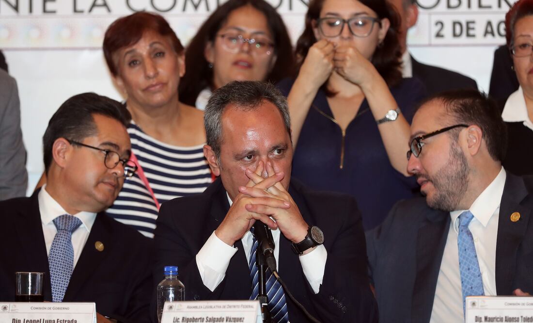 COMPARECENCIA DE RIGOBERTO SALGADO VAZQUEZ, DELEGADO DE TLAHUAC, ANTE LA COMISION DE GOBIERNO DE LA ALDF. A SU LADO, LOS DIPUTADOS, LEONEL LUNA Y MAURICIO TOLEDO. FOTO : LUCIA GODINEZ / EL UNIVERSAL.