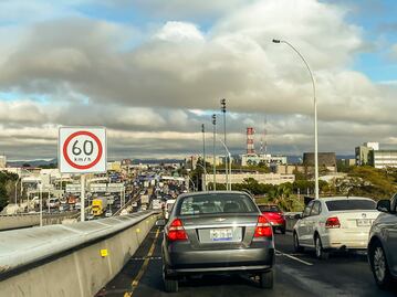 Está pendiente regular el ruido de los autos