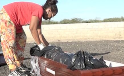 La mujer que entierra en su cementerio a los migrantes venezolanos que mueren en Colombia