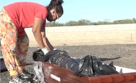 La mujer que entierra en su cementerio a los migrantes venezolanos que mueren en Colombia