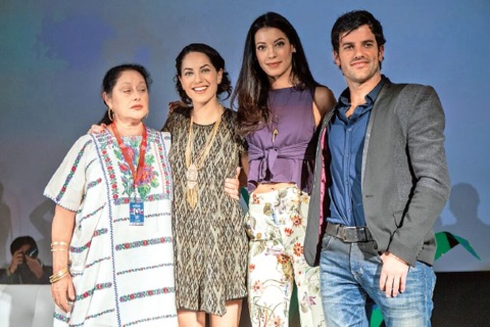 Chica Bond pasea por Guadalajara