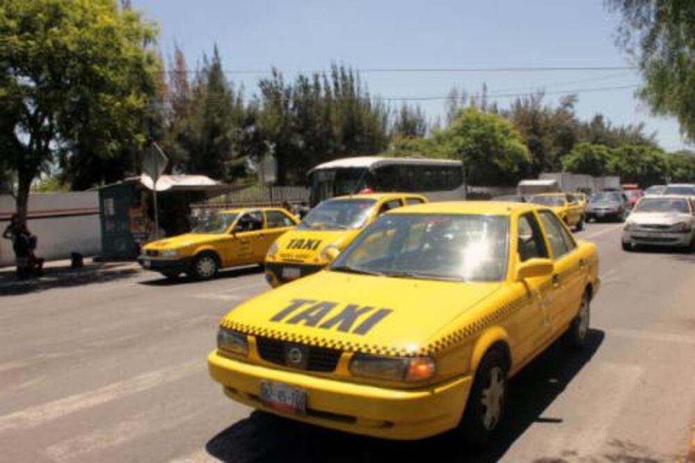 Suman 13 taxistas “piratas” detenidos