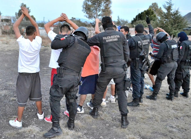 Cuando acude la policía a hacer detenciones, familiares no dejan hacer su trabajo a los uniformados. FOTO ARCHIVO.