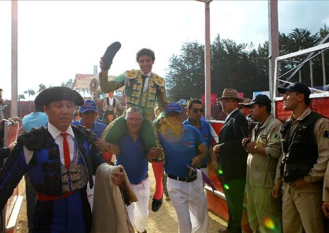 Brandon Campos indulta y sale en hombros