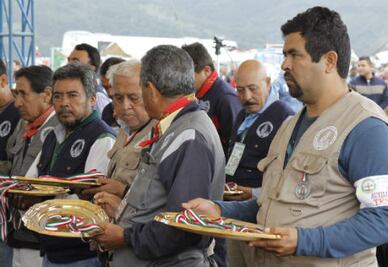 Reciben medallas por 75 años de peregrinar