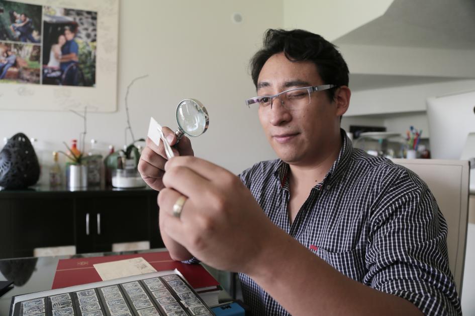 Mario describe la filatelia como un pasatiempo