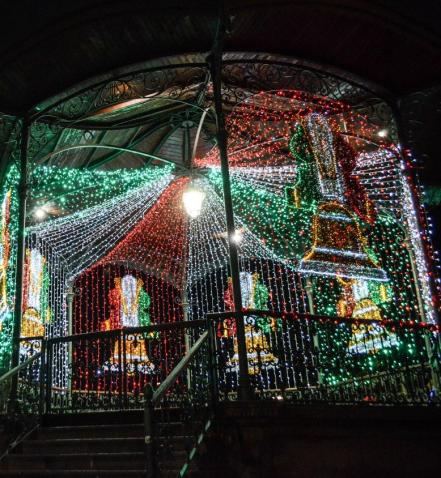 Con luces, guirnaldas y un túnel de sombrillas, así se pinta de los colores patrios la ciudad de Querétaro 