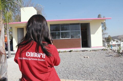 Entrega Loyola Vera obras en planteles