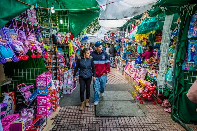 Autoridades han propuesto reubicar a ambulantes en dos zonas distintas de la ciudad de Querétaro, pero los comerciantes rechazaron la ubicación por considerarla insegura. (ARCHIVO. EL UNIVERSAL)